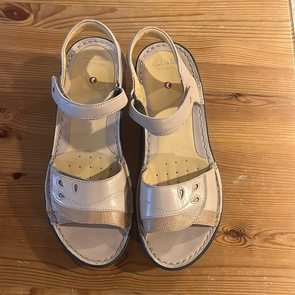 CLARKS UNSTRUCTURED Women’s 11 Tan Velcro Sandals - Picture 1 of 11
